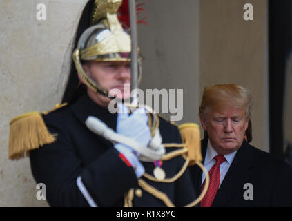 Novembre 10, 2018 - Parigi, Francia: il presidente statunitense Donald Trump lascia l'Elysee Palace dopo aver pranzato con il presidente francese Emmanuel Macron e da sua moglie Brigitte Macron. Donald Trump quitte l'Elysee apres le dejeuner. *** La Francia / NESSUNA VENDITA A MEDIA FRANCESI *** Foto Stock