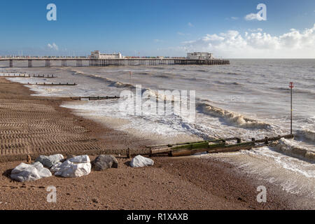 WORTHING, WEST SUSSEX/UK - novembre 13 : Vista di Worthing Pier nel West Sussex il 13 novembre 2018. Foto Stock
