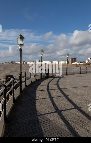 WORTHING, WEST SUSSEX/UK - novembre 13 : Vista di Worthing Pier nel West Sussex il 13 novembre 2018 Foto Stock