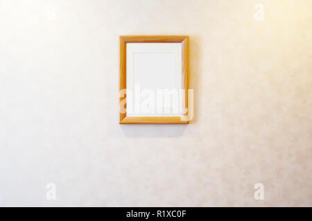 Cuscini quadrati soffici contro la testata decorativa di letto singolo  contro parete rivestita Foto stock - Alamy