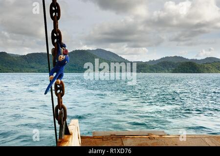 Paesaggio con mare tropicale monsone, storm nuvole pesanti e tropical Koh Chang island sull orizzonte in Thailandia Foto Stock