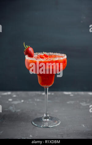 Cocktail margarita fragola su sfondo di legno. Messa a fuoco selettiva. Foto Stock