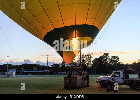 Mongolfiera pronto a ricevere a bordo i passeggeri per il volo di sunrise al di sopra della Gold Coast, in Queenslamd, Australia Foto Stock