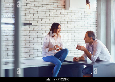 Coppia matura con tazza di caffè all'interno. Foto Stock