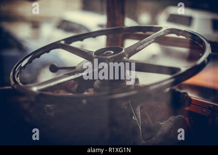 Immagine ravvicinata del volante di guida di un vecchio autobus. Foto Stock
