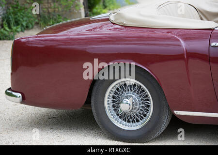 Vista posteriore di ruote e pneumatici di British realizzato Alvis TD21 serie DHC 1 drophead coupe auto classica in Peonia colore, Inghilterra Foto Stock