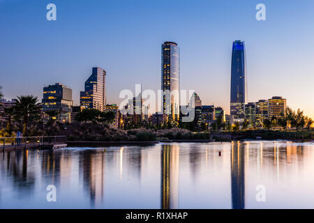 Titanio e SKy Costanera da nightfall dauno Parque Bicentenario. Il nuovo Bussines quartiere di Santiago del Cile anche chiamato Sanhattan. Foto Stock