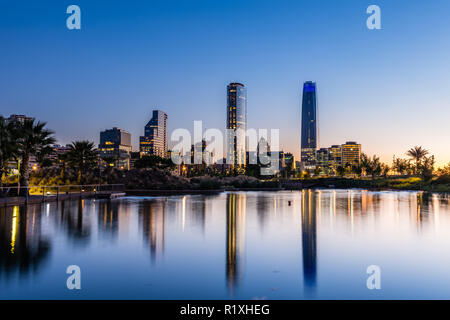 Titanio e SKy Costanera da nightfall dauno Parque Bicentenario. Il nuovo Bussines quartiere di Santiago del Cile anche chiamato Sanhattan. Foto Stock