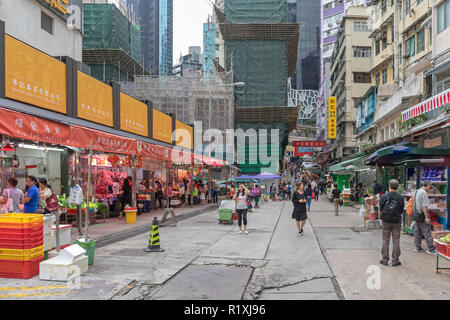 Central, Hong Kong - 22 Aprile 2017: piccoli negozi a Gage Street nel quartiere di Soho, Central Hong Kong. Foto Stock