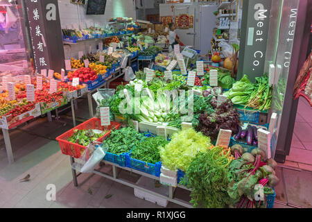 Central, Hong Kong - 22 Aprile 2017: Ortaggi freschi Shop a Gage Street nel quartiere di Soho, Central Hong Kong. Foto Stock