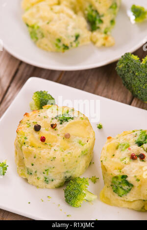 Potato gratins con cime di broccoli. Foto Stock