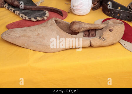 Stand con utensili per la fabbricazione di scarpe con un di legno dura in primo piano Foto Stock