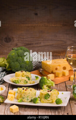 Potato gratins con cime di broccoli. Foto Stock