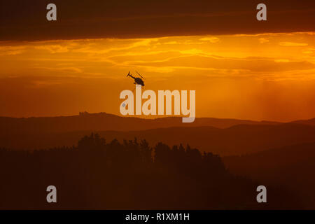 Smokey tramonto e elicottero antincendio a Burnside, Dunedin, Isola del Sud, Nuova Zelanda Foto Stock