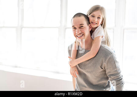 Un bel giovane padre e la sua incantevole piccola figlia Foto Stock