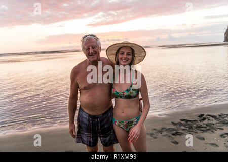 Un 60s uomo in spiaggia avente una buona volta Foto Stock