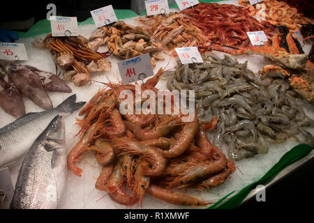 Display a base di pesce in aria aperta mercato di Barcellona Foto Stock