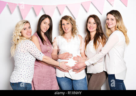 Alcuni amici migliori sul bambino, doccia festa per celebrare Foto Stock