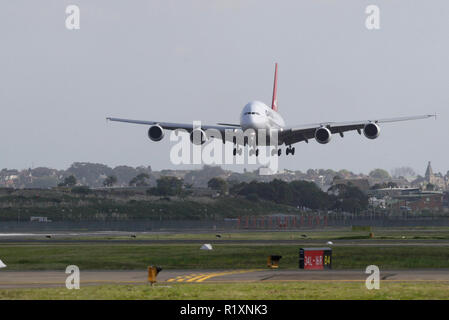 Qantas accoglie il suo primo A380 jet in Australia. Il velivolo, chiamato dopo 92 anni di aviazione australiana pioneer Nancy-Bird Walton, volò dal quartier generale di Airbus a Tolosa, Francia, via Singapore, a Sydney (Kingsford Smith) Aeroporto. Sydney, Australia. 21.09.08. Foto Stock