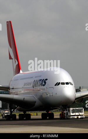 Qantas accoglie il suo primo A380 jet in Australia. Il velivolo, chiamato dopo 92 anni di aviazione australiana pioneer Nancy-Bird Walton, volò dal quartier generale di Airbus a Tolosa, Francia, via Singapore, a Sydney (Kingsford Smith) Aeroporto. Sydney, Australia. 21.09.08. Foto Stock