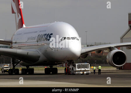 Qantas accoglie il suo primo A380 jet in Australia. Il velivolo, chiamato dopo 92 anni di aviazione australiana pioneer Nancy-Bird Walton, volò dal quartier generale di Airbus a Tolosa, Francia, via Singapore, a Sydney (Kingsford Smith) Aeroporto. Sydney, Australia. 21.09.08. Foto Stock