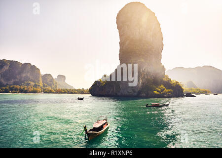 Barche nei pressi delle isole tropicali a giornata soleggiata nel Mare delle Andamane, Thailandia Foto Stock