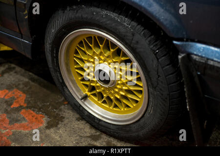 Lega leggendario net sport cerchioni sul bellissimo ruote in lucido e il colore dell'oro Foto Stock