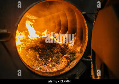 Aprire la stufa con fuoco luminoso e un sacco di carbone all'interno Foto Stock