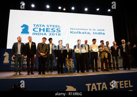 Kolkata, India. Xiv Nov, 2018. Granmaestro partecipante pone per le foto durante il premiato cerimonia del Tata Steel Chess India 2018. Credito: Saikat Paolo/Pacific Press/Alamy Live News Foto Stock