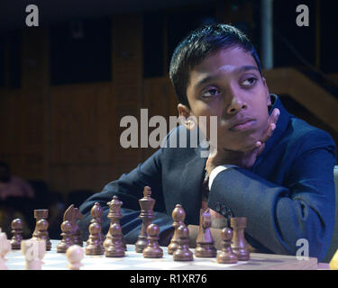 Kolkata, India. Xiv Nov, 2018. Grande maestro indiano di scacchi Parggnanandhaa Rameshbabu durante il blitz chess giri a Tata Steel Chess India 2018. Credito: Saikat Paolo/Pacific Press/Alamy Live News Foto Stock