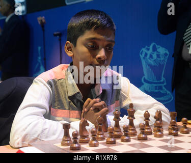 Kolkata, India. Xiv Nov, 2018. Grande maestro indiano di scacchi Parggnanandhaa Rameshbabu durante il blitz chess giri a Tata Steel Chess India 2018. Credito: Saikat Paolo/Pacific Press/Alamy Live News Foto Stock