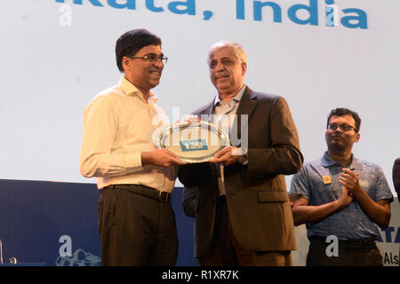 Kolkata, India. Xiv Nov, 2018. Grande maestro indiano di scacchi Viswanathan Anand ricevuta campione del trofeo per blitz Scacchi a Tata Steel Chess India Credito: Saikat Paolo/Pacific Press/Alamy Live News Foto Stock