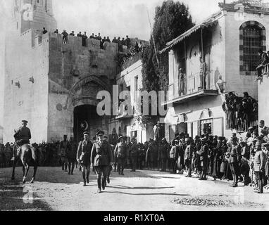 Maresciallo di Campo EDMUND ALLENBY (1861-1936) entrando in Gerusalemme a piedi come un segno di rispetto sul 11 dicembre 1917. Foto Stock