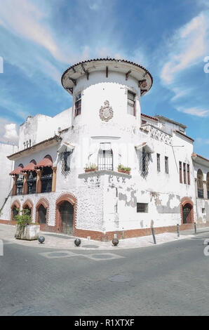 In vecchio stile coloniale edificio bianco tipo palace con vista panoramica, con un bel cielo azzurro di nuvole ridere in Repubblica Dominicana Foto Stock