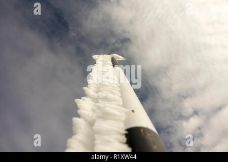 Segni congelati nel mountainsagainst cielo blu, in inverno Foto Stock