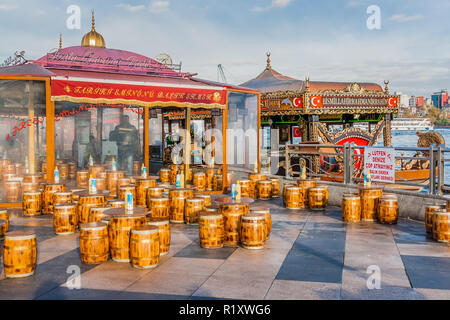 Istanbul, Turchia, Novembre 13, 2012: ristorante per il pesce barche sandwich tenetevi pronti per i clienti. Foto Stock