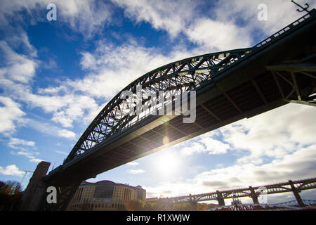 Newcastle upon Tyne/Inghilterra - 07/11/2012: Tyne Bridge silhouette a Newcastle upon Tyne il basso sole invernale Foto Stock