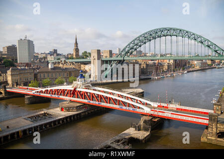 Newcastle/Inghilterra - 27 Giugno 2014: ponte girevole e Tyne con yacht sulla banchina Foto Stock