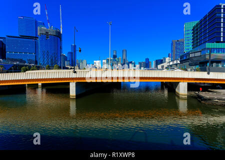 Modo Wurundjeri, Ponte sul Fiume Yarra, Docklands, Melbourne, Victoria, Australia Foto Stock