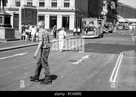 Glasgow/Scozia. 28 maggio 2018: Linea verniciatura lavori stradali in città Foto Stock