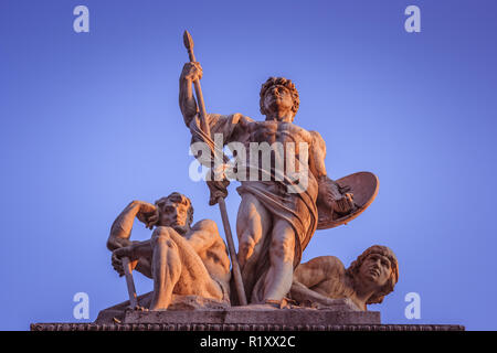 Immagine delle statue oltre i marmi dell'Altare della Patria (Altare della Patria) o Vittoriano, Roma, Italia Foto Stock