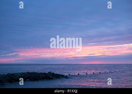 Mozzafiato, spettacolari colori pastello del tramonto sopra l'Oceano Atlantico in Galles Foto Stock