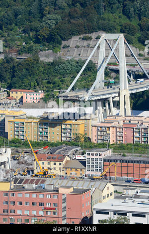 Genova, Italia, ciò che resta di crollato Morandi ponte di collegamento A10 autostrada dopo un guasto strutturale causando 43 feriti il 14 agosto, 2018 Foto Stock