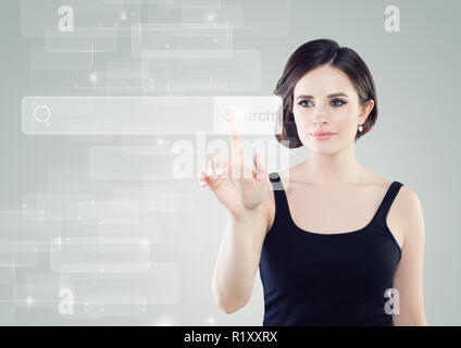 Giovane donna di toccare sulla barra degli indirizzi di visualizzazione virtuale Foto Stock