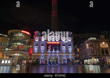 Il Playhouse Theatre di Williamson Sq Liverpool Regno Unito illuminata di notte, Nov 2018. Foto Stock