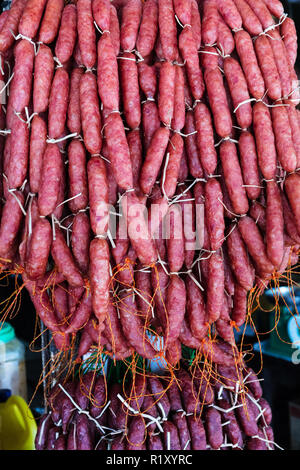 Deliziosa salsiccia affumicata in un mercato di strada Foto Stock