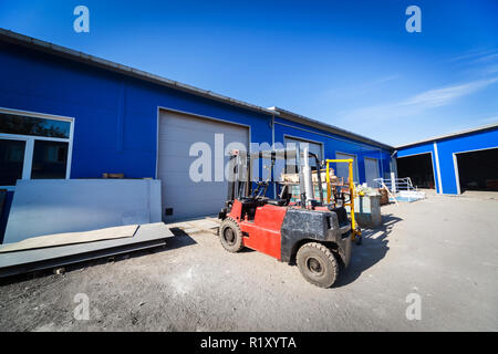 Cargo doors presso i grandi magazzini industriali costruzione Foto Stock