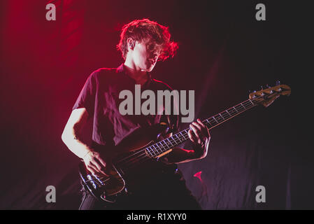 Milano, Italia. Xiv Nov, 2018. Alex Crosby, bassista dei Yonaka, esecuzione dal vivo sul palco a Milano, apertura per il portare me l'orizzonte " Primo amore " tour unico concerto italiano. Credito: Alessandro Bosio/Pacific Press/Alamy Live News Foto Stock