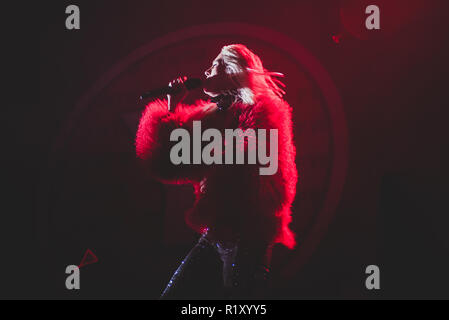 Milano, Italia. Xiv Nov, 2018. Theresa Jarvis, cantante di Yonaka, esecuzione dal vivo sul palco a Milano, apertura per il portare me l'orizzonte " Primo amore " tour unico concerto italiano. Credito: Alessandro Bosio/Pacific Press/Alamy Live News Foto Stock