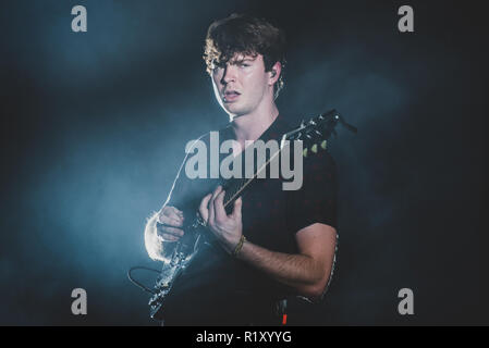 Milano, Italia. Xiii Nov, 2018. George Edwards, chitarrista di Yonaka, esecuzione dal vivo sul palco a Milano, apertura per il portare me l'orizzonte " Primo amore " tour unico concerto italiano. Credito: Alessandro Bosio/Pacific Press/Alamy Live News Foto Stock